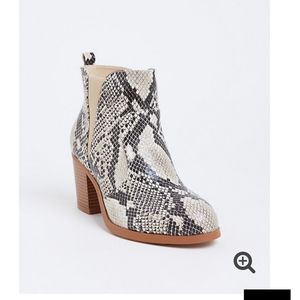 EUC torrid size 6 snakeskin boots